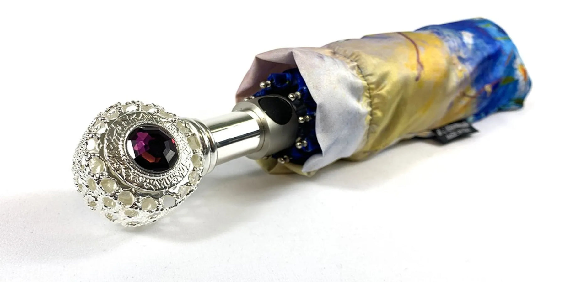Luxury in Your Hands: Foldable Umbrellas with Exclusive Handles