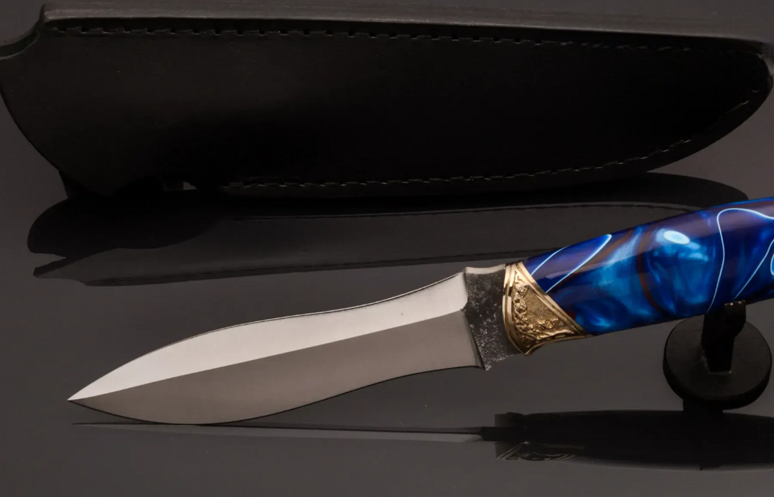 Couteau en acier Damas avec manche en bois hybride époxy rouge