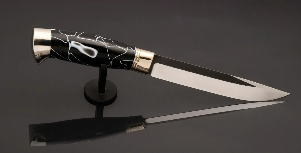 Messer aus Damaszenerstahl mit rotem Epoxid-Griff aus Hybridholz