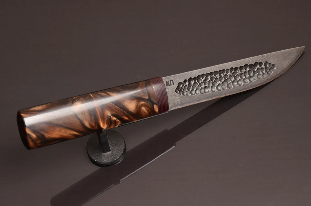 Messer aus Damaszenerstahl mit rotem Epoxid-Griff aus Hybridholz