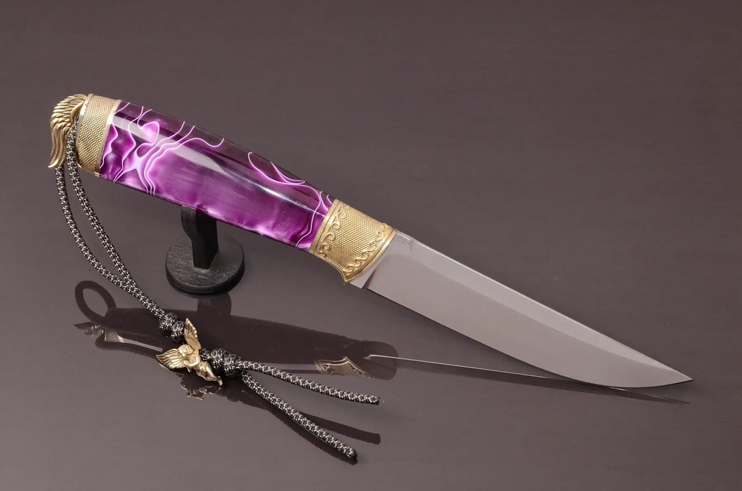 Messer aus Damaszenerstahl mit rotem Epoxid-Griff aus Hybridholz