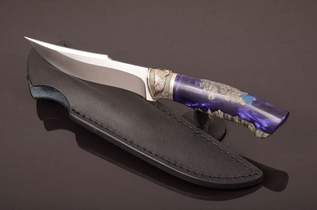 Messer aus Damaszenerstahl mit rotem Epoxid-Griff aus Hybridholz
