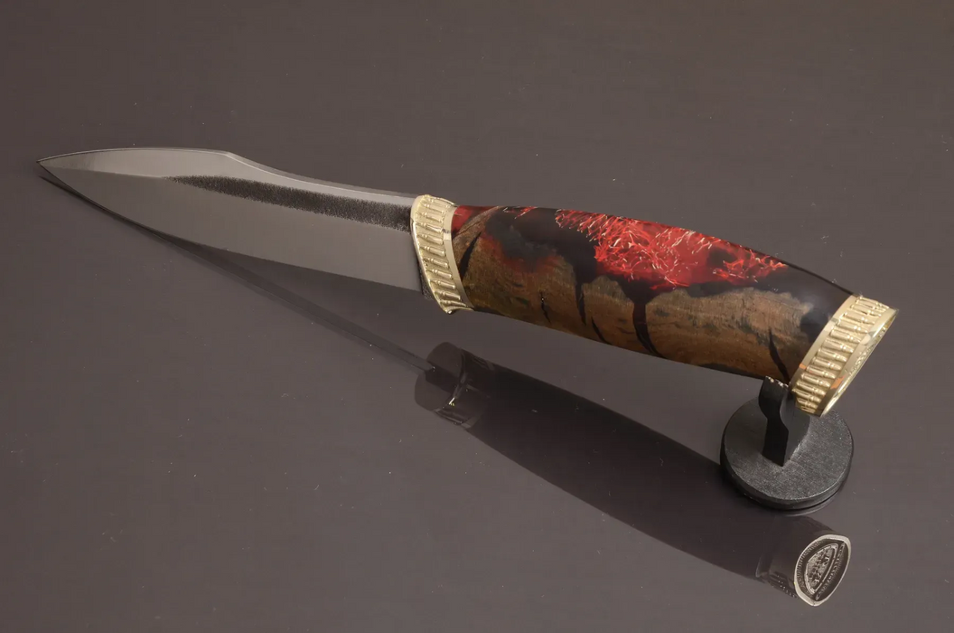 Messer aus Damaszenerstahl mit rotem Epoxid-Griff aus Hybridholz