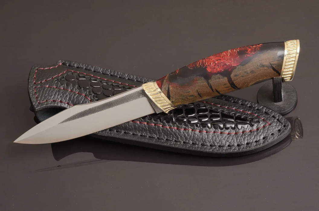 Messer aus Damaszenerstahl mit rotem Epoxid-Griff aus Hybridholz