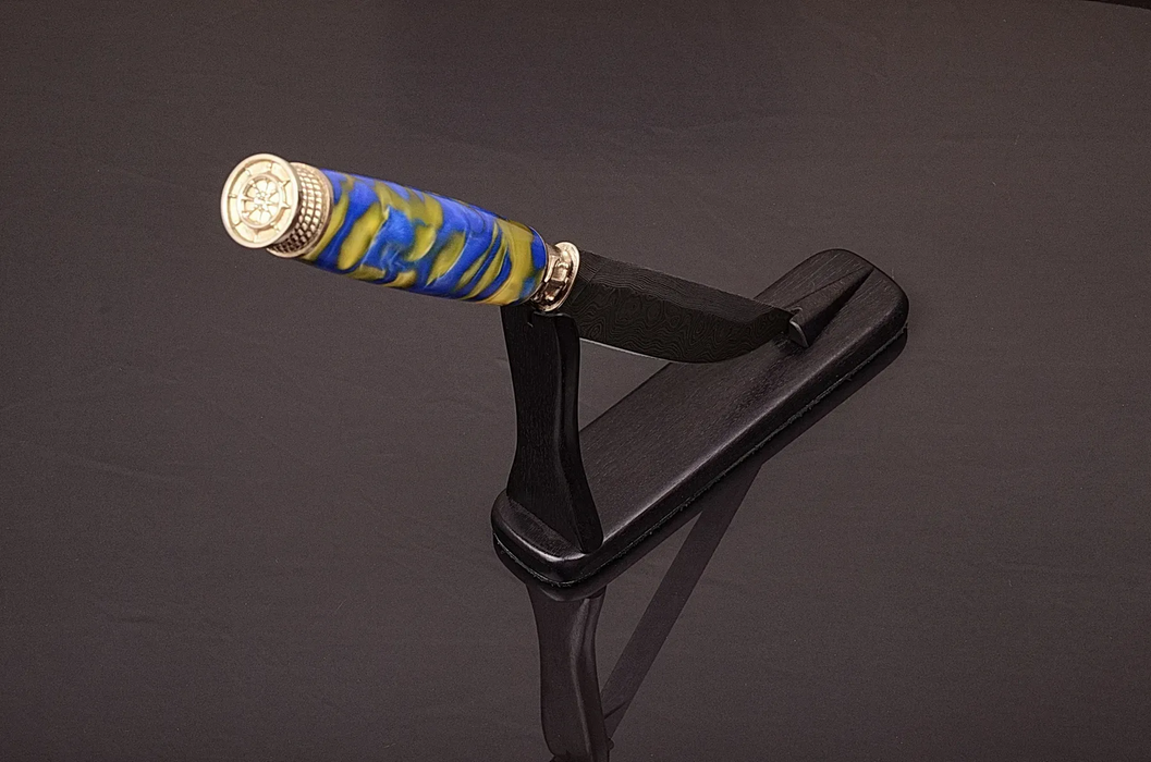 Messer aus Damaszenerstahl mit rotem Epoxid-Griff aus Hybridholz