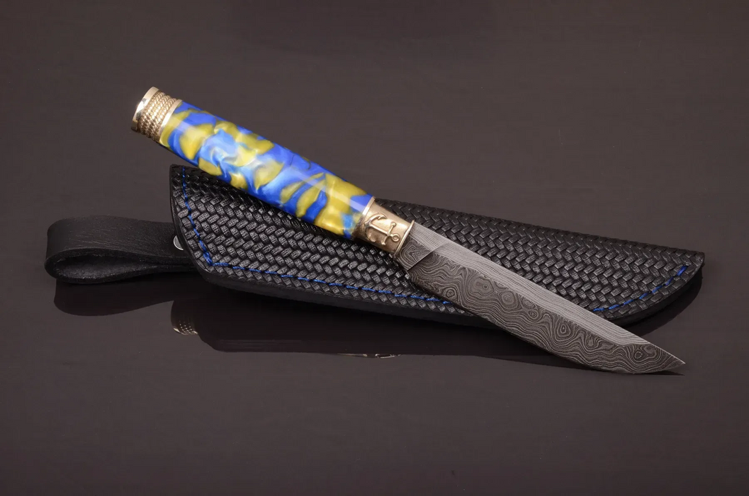 Messer aus Damaszenerstahl mit rotem Epoxid-Griff aus Hybridholz