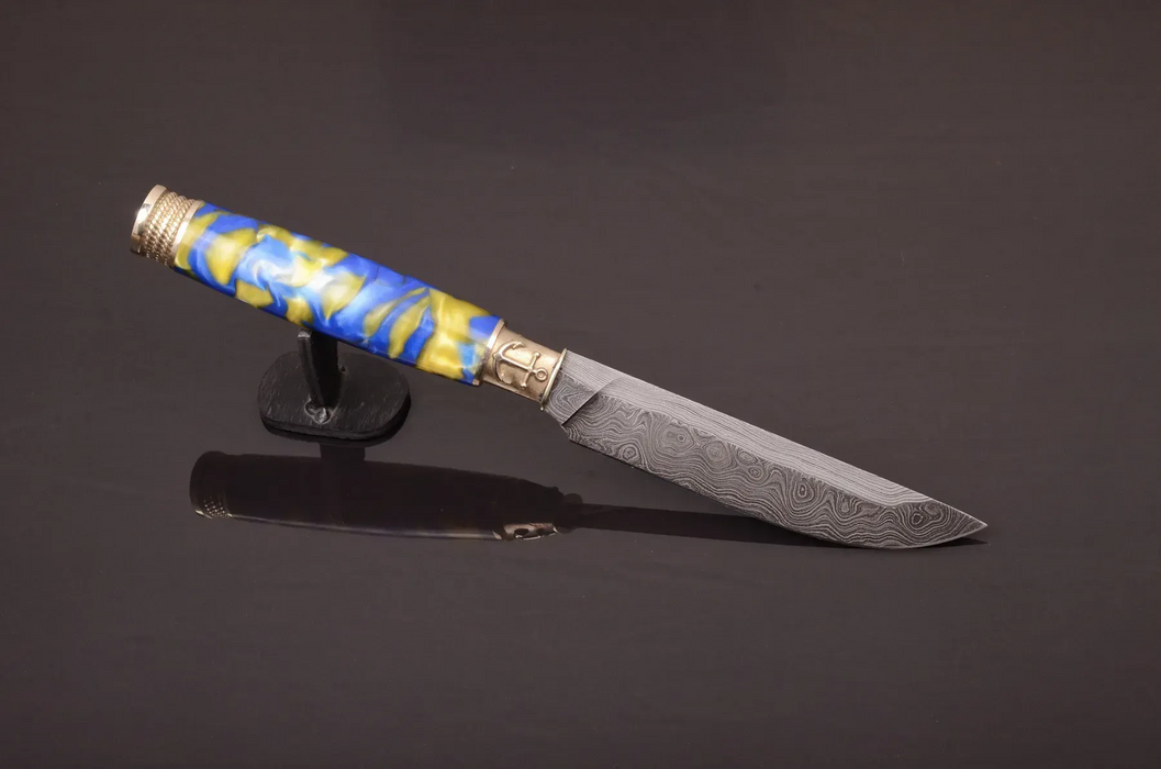 Messer aus Damaszenerstahl mit rotem Epoxid-Griff aus Hybridholz