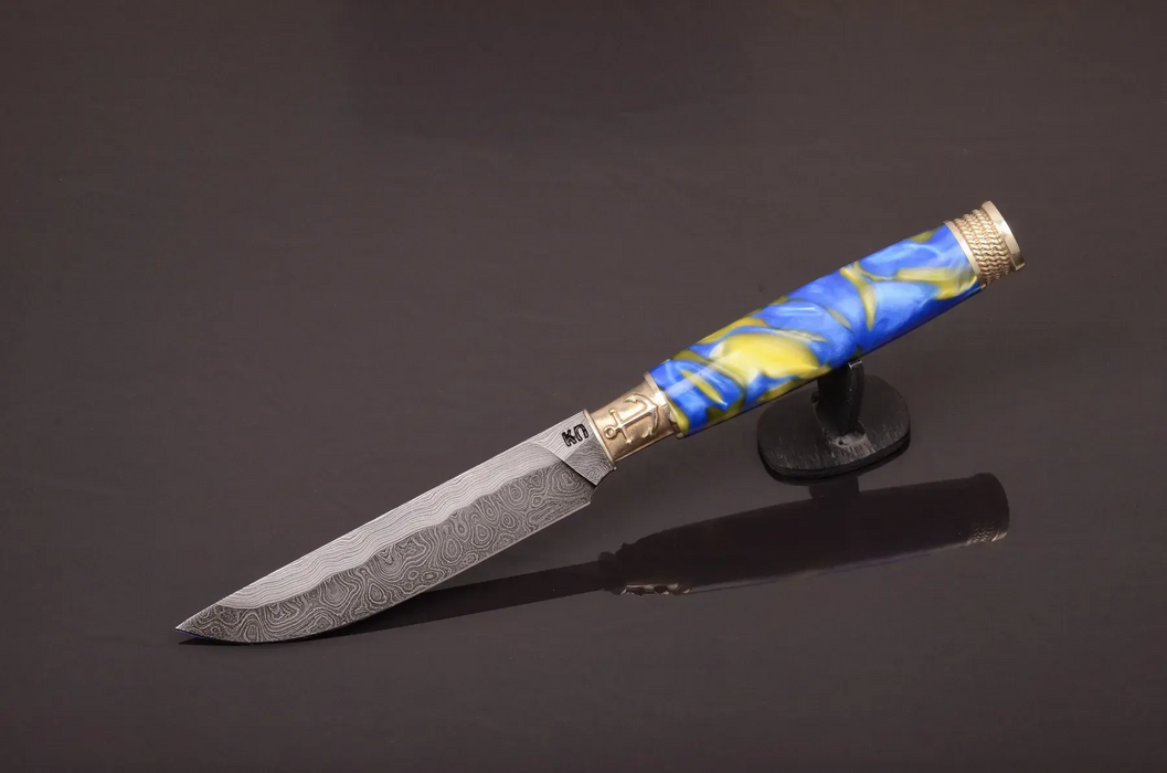 Messer aus Damaszenerstahl mit rotem Epoxid-Griff aus Hybridholz