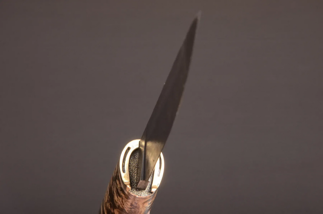 Couteau en acier Damas avec manche en bois hybride époxy rouge
