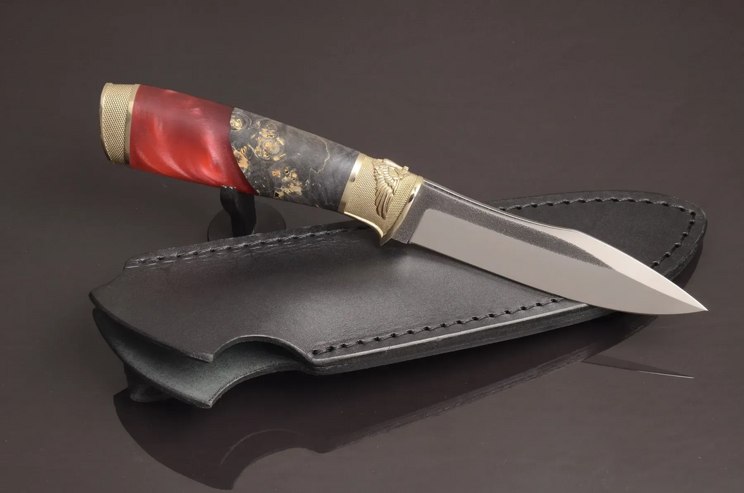 Messer aus Damaszenerstahl mit rotem Epoxid-Griff aus Hybridholz