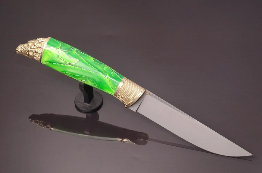 Messer aus Damaszenerstahl mit rotem Epoxid-Griff aus Hybridholz
