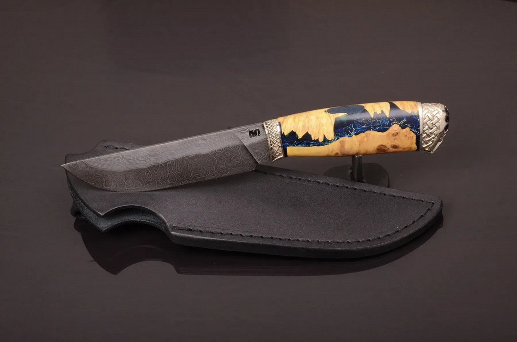 Messer aus Damaszenerstahl mit rotem Epoxid-Griff aus Hybridholz