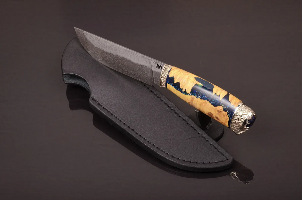 Messer aus Damaszenerstahl mit rotem Epoxid-Griff aus Hybridholz