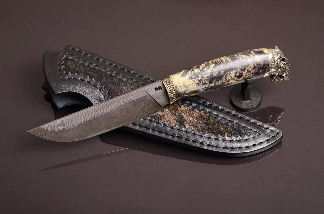 Messer aus Damaszenerstahl mit rotem Epoxid-Griff aus Hybridholz