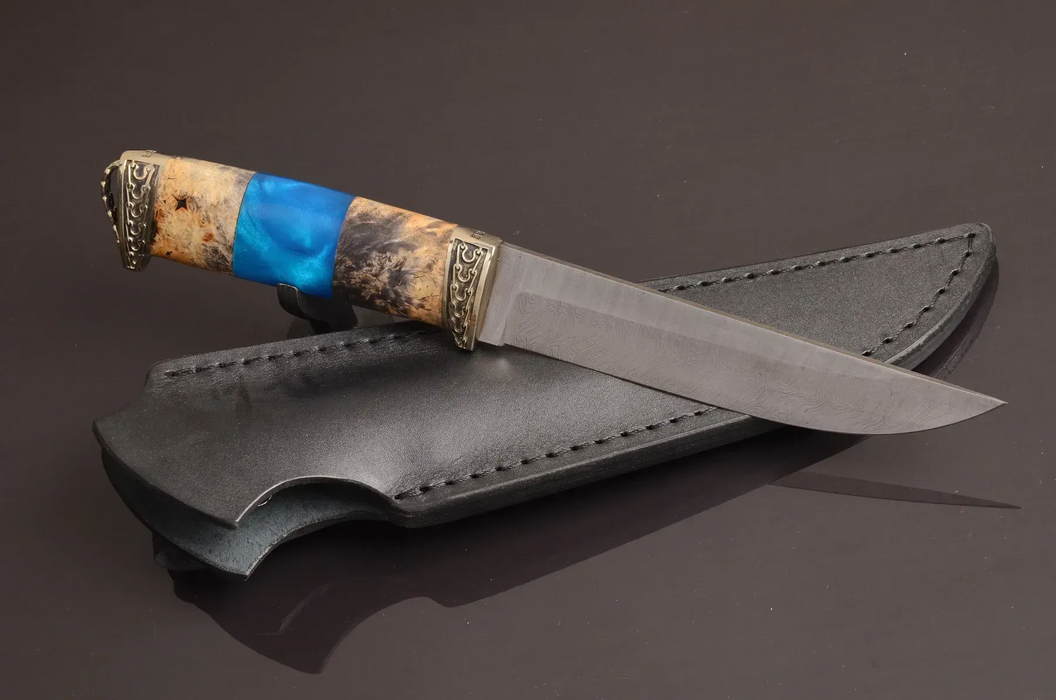Couteau en acier Damas avec manche en bois hybride époxy rouge