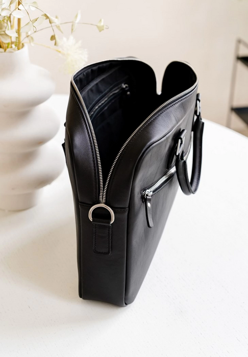 Leather Briefcase – Elegant Business Bag for Professionals