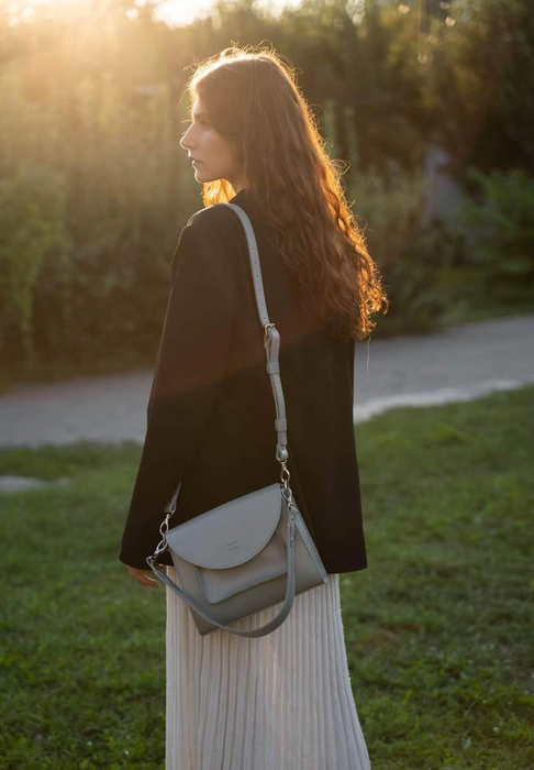 Chic Women’s Leather Purse – Handmade and Functional
