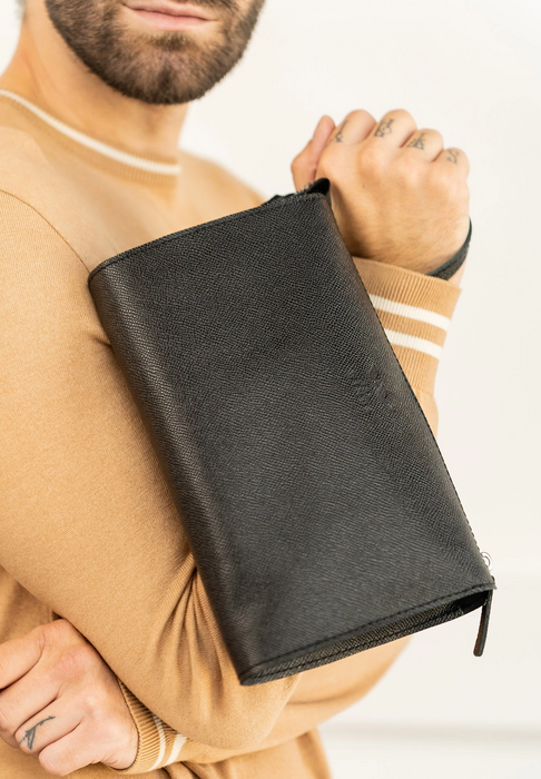 Elegant Men’s Leather Bag – Timeless Everyday Style