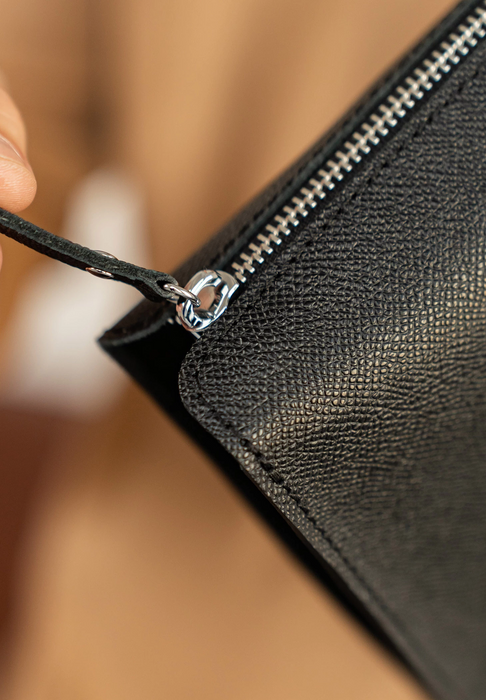 Elegant Men’s Leather Bag – Timeless Everyday Style