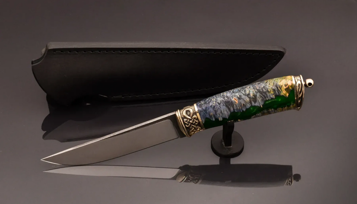 Couteau en acier Damas avec manche en bois hybride époxy rouge