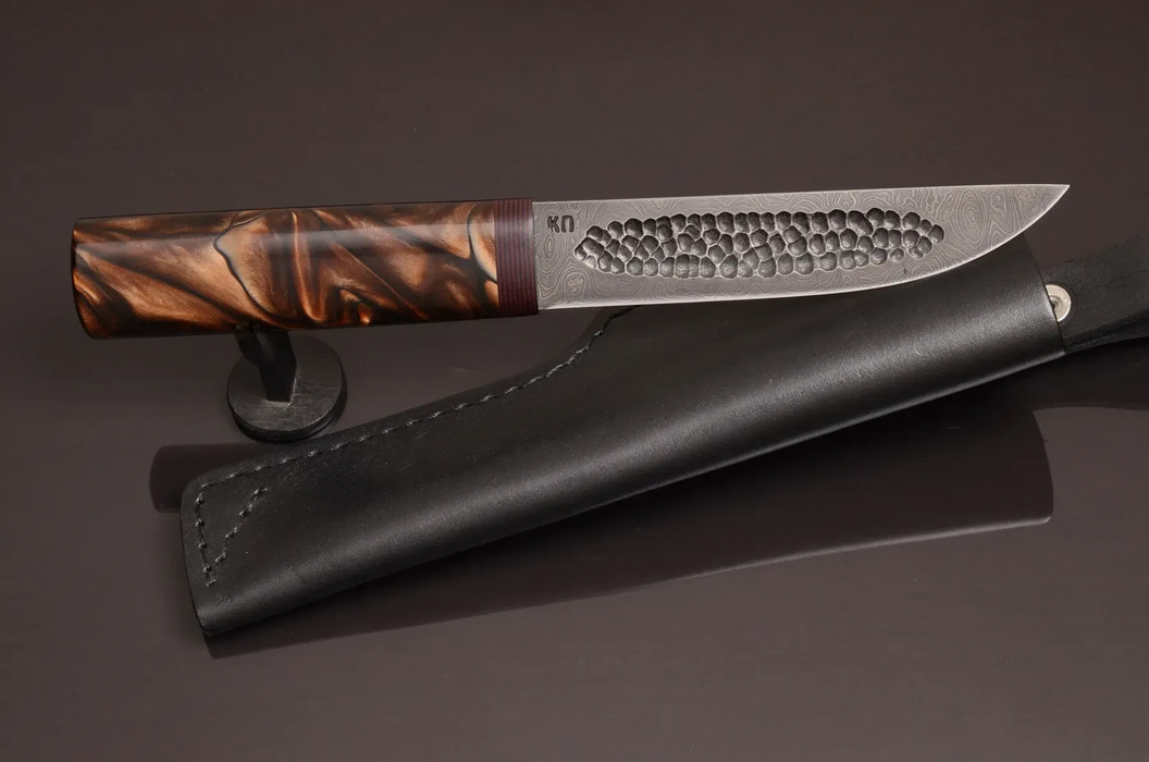 Couteau en acier Damas avec manche en bois hybride époxy rouge