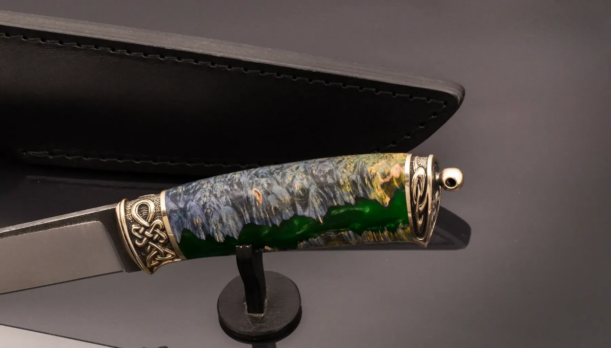 Couteau en acier Damas avec manche en bois hybride époxy rouge