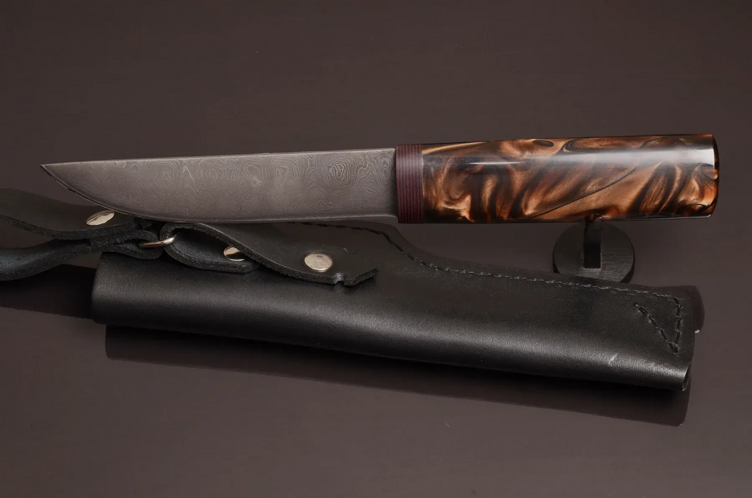 Couteau en acier Damas avec manche en bois hybride époxy rouge