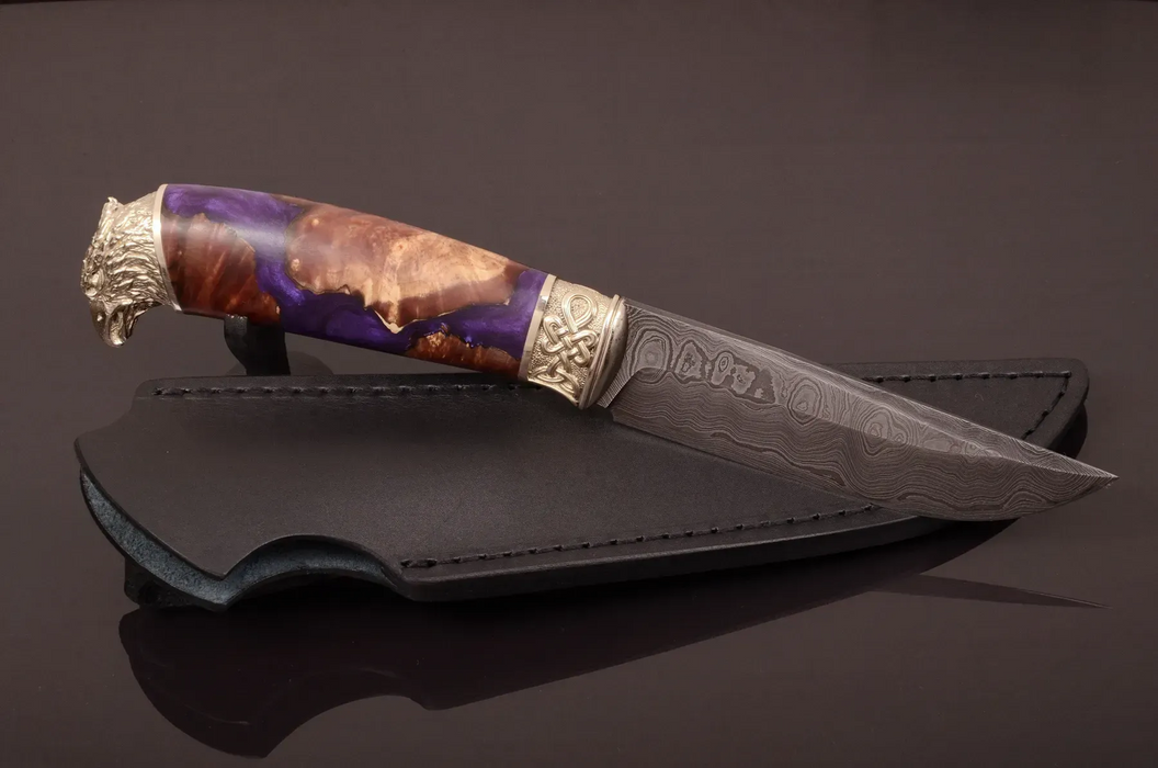 Couteau en acier Damas avec manche en bois hybride époxy rouge