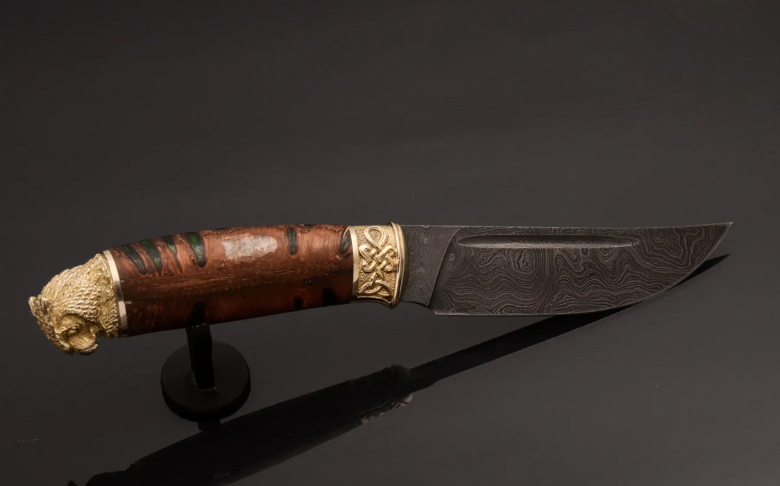 Couteau en acier Damas avec manche en bois hybride époxy rouge