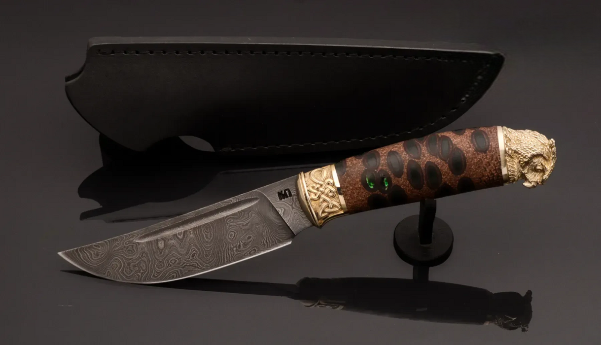 Couteau en acier Damas avec manche en bois hybride époxy rouge