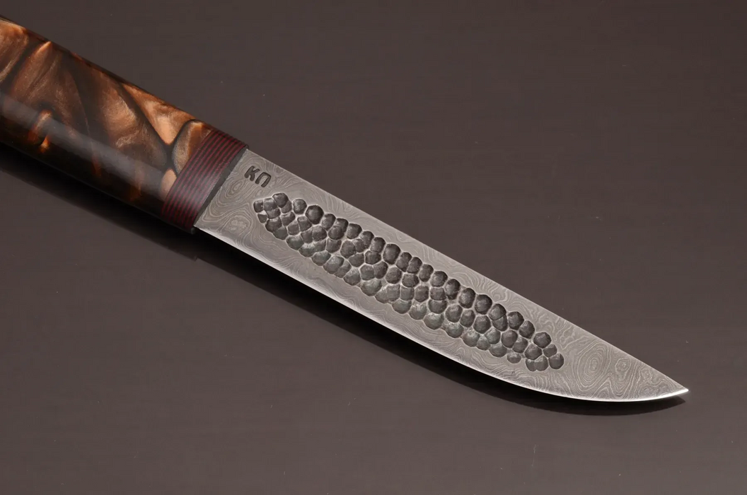 Couteau en acier Damas avec manche en bois hybride époxy rouge