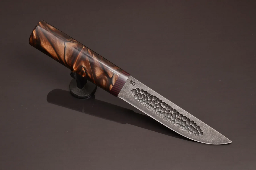 Couteau en acier Damas avec manche en bois hybride époxy rouge