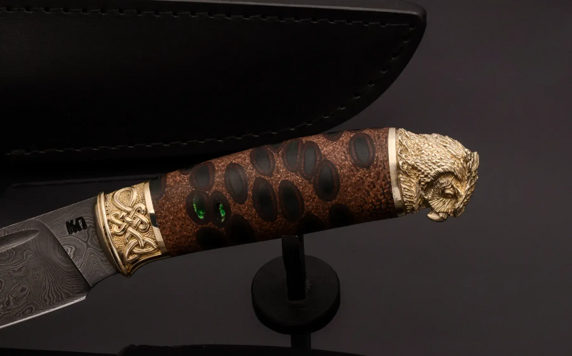Couteau en acier Damas avec manche en bois hybride époxy rouge