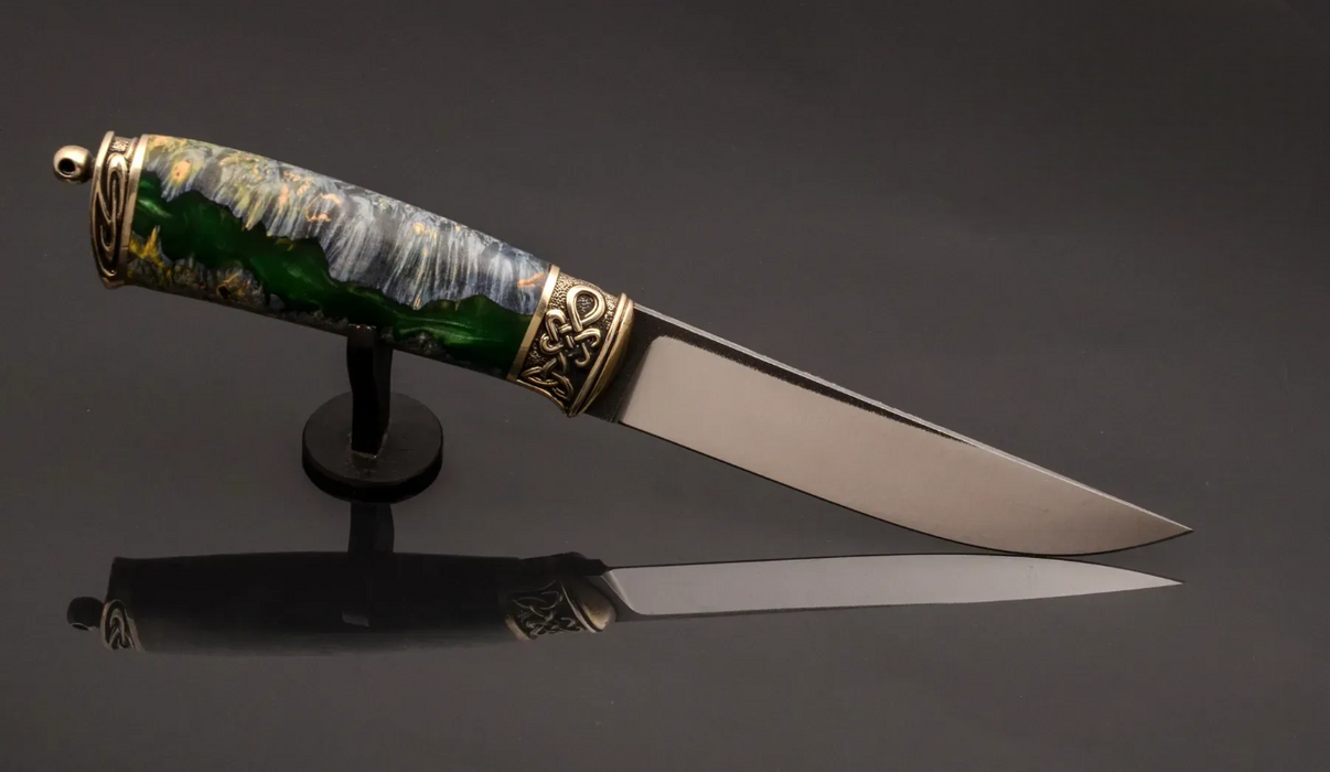 Couteau en acier Damas avec manche en bois hybride époxy rouge