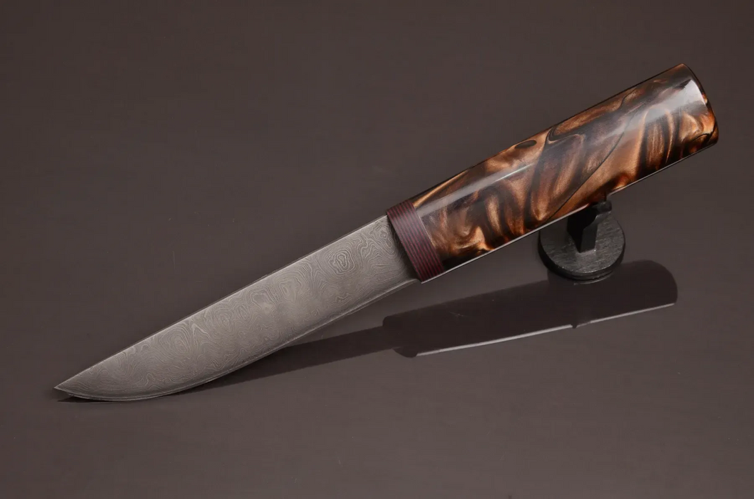 Couteau en acier Damas avec manche en bois hybride époxy rouge