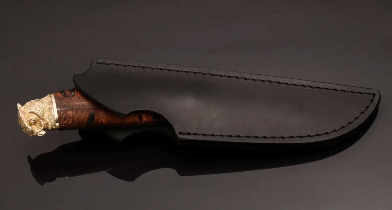 Couteau en acier Damas avec manche en bois hybride époxy rouge