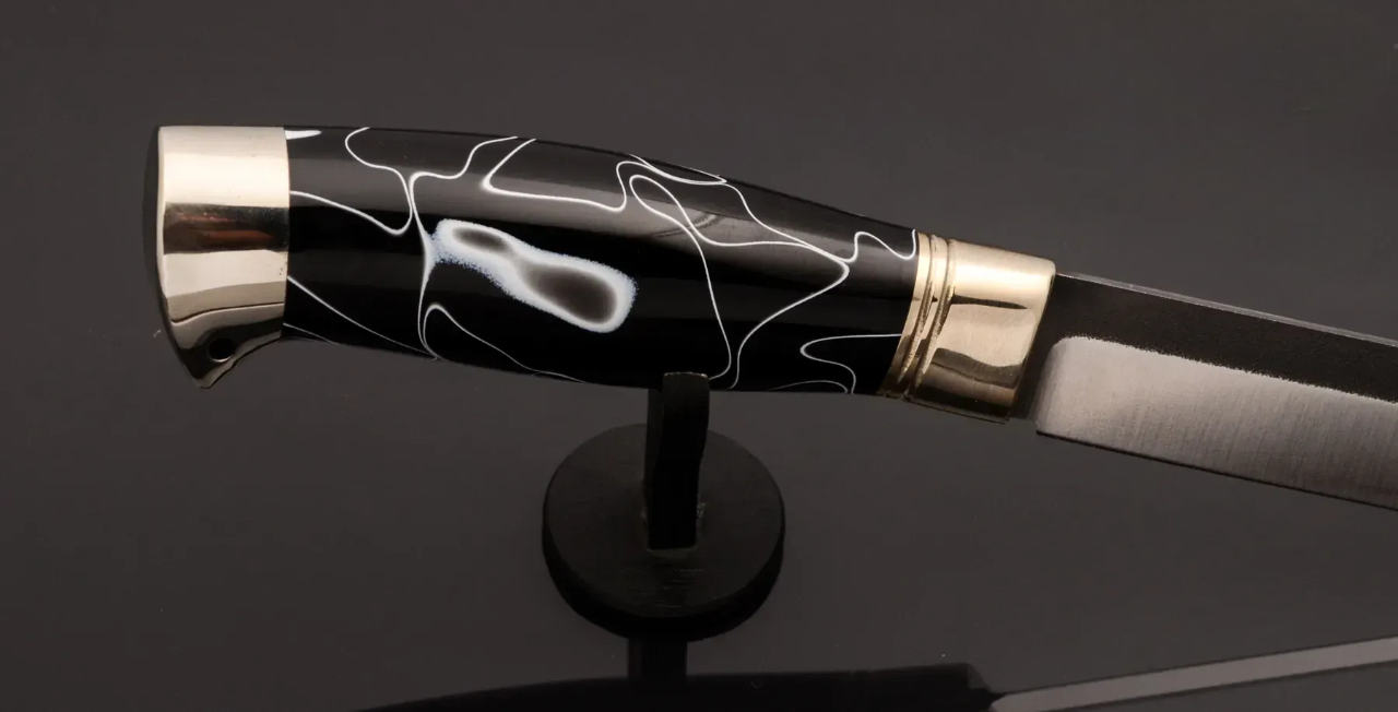 Couteau en acier Damas avec manche en bois hybride époxy rouge