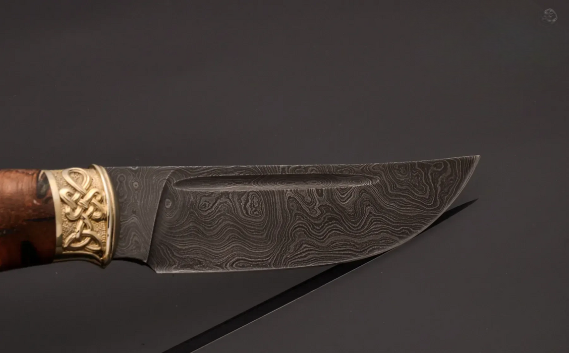 Couteau en acier Damas avec manche en bois hybride époxy rouge
