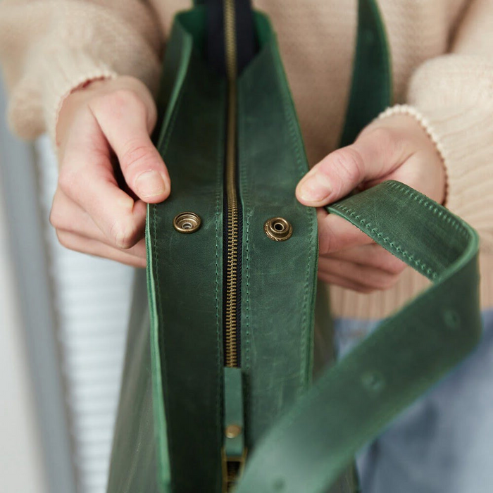 Large women’s leather tote bag with multiple inner pockets