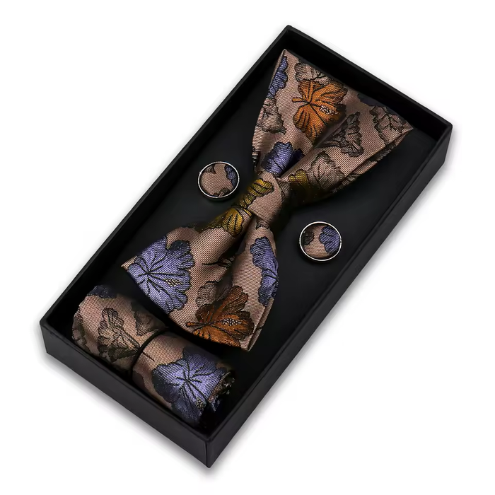 Rosafarbene Seidenfliege mit Blumenmuster für stilvolle Männer