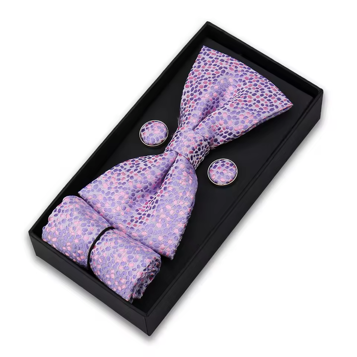 Rosafarbene Seidenfliege mit Blumenmuster für stilvolle Männer