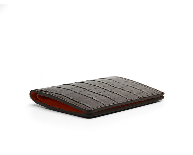 Sophisticated and Stylish Leather Wallet for Men with Embossed Crocodile Pattern