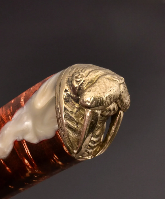 Couteau en acier Damas avec manche en bois hybride époxy rouge