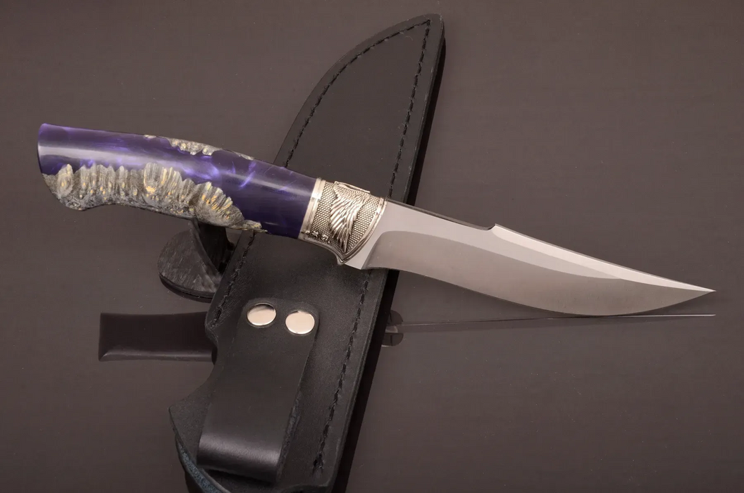 Couteau en acier Damas avec manche en bois hybride époxy rouge