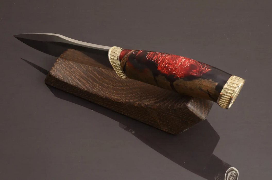 Couteau en acier Damas avec manche en bois hybride époxy rouge