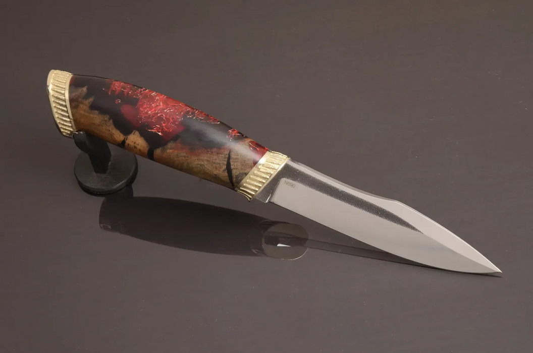 Couteau en acier Damas avec manche en bois hybride époxy rouge