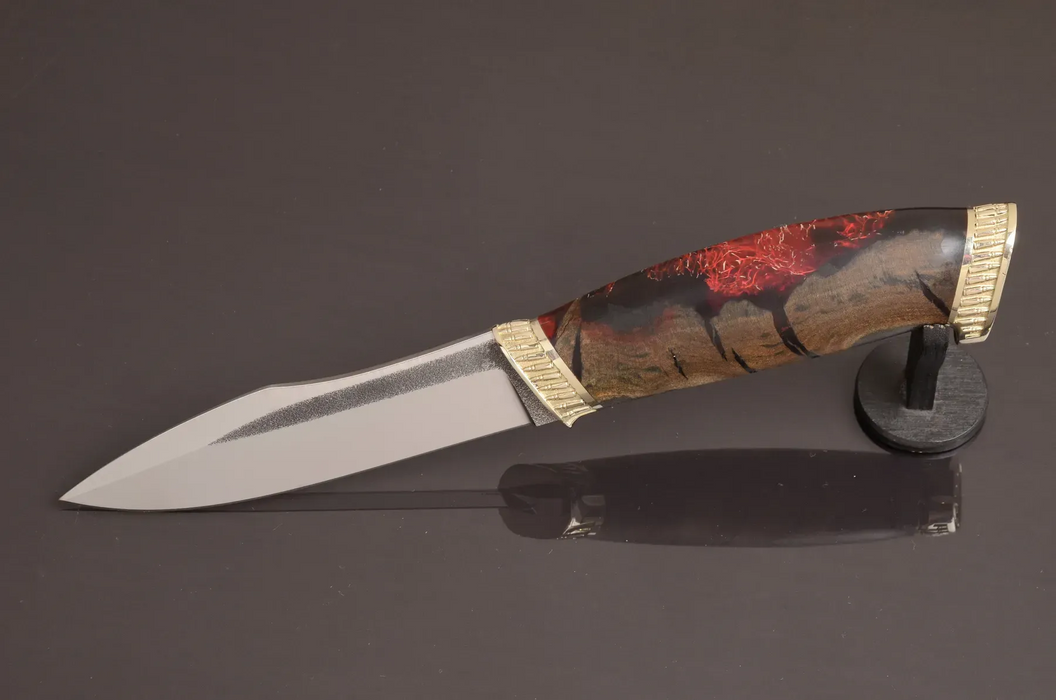 Couteau en acier Damas avec manche en bois hybride époxy rouge