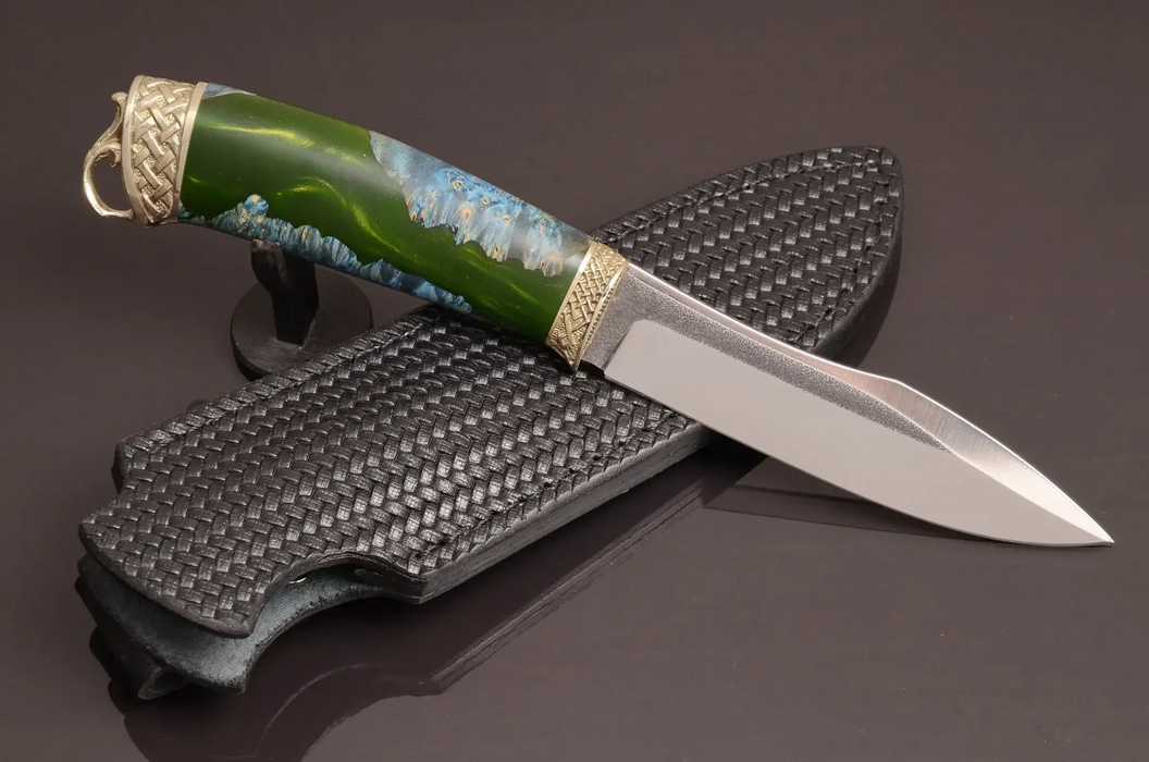 Couteau en acier Damas avec manche en bois hybride époxy rouge