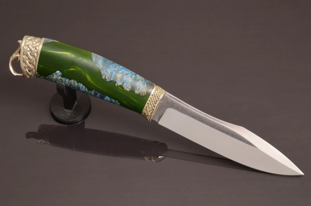 Couteau en acier Damas avec manche en bois hybride époxy rouge