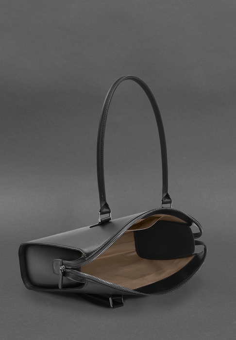 Sophisticated leather shoulder bag